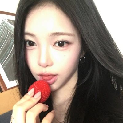 YOONA 공식 큐리어스